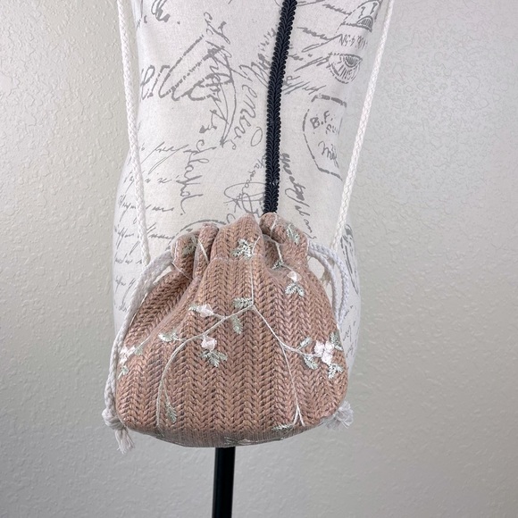 🌸”Host Pick”🌸 🆕 Embroidered Floral Rattan Crossbody/Shoulder Handbag - Picture 3 of 5